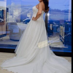 Elegant White Strapless Wedding Gown